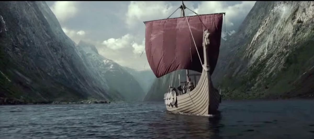 Navio viking num fiorde
