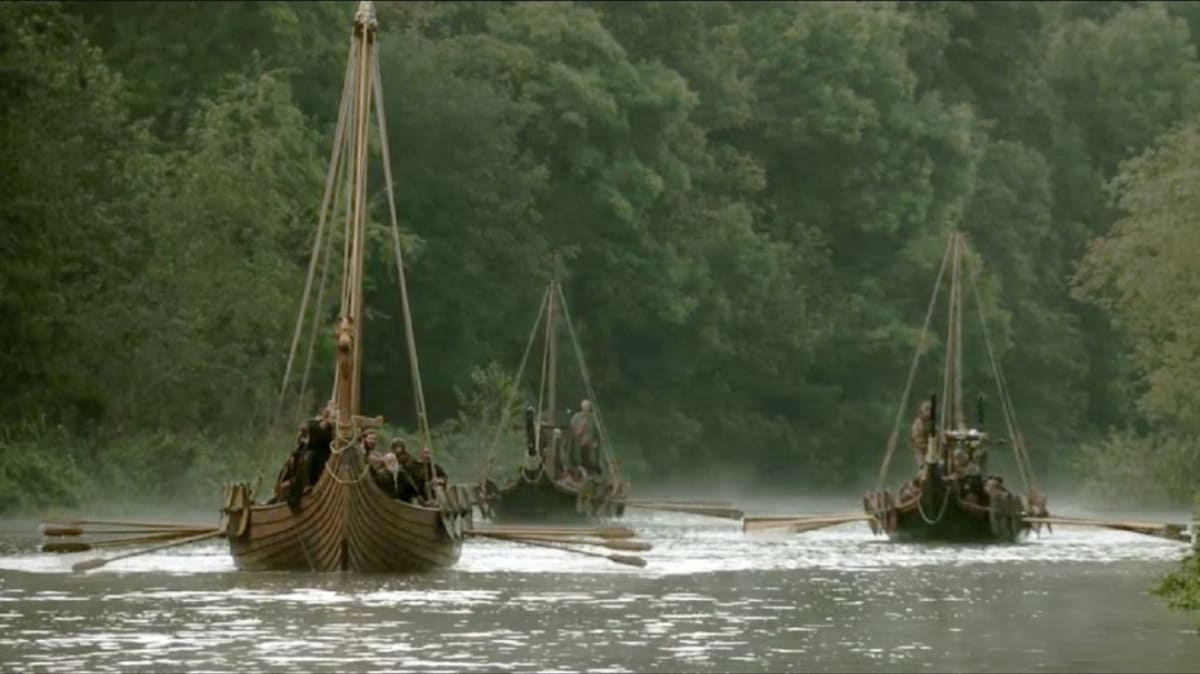 Navios vikings navegando rio acima