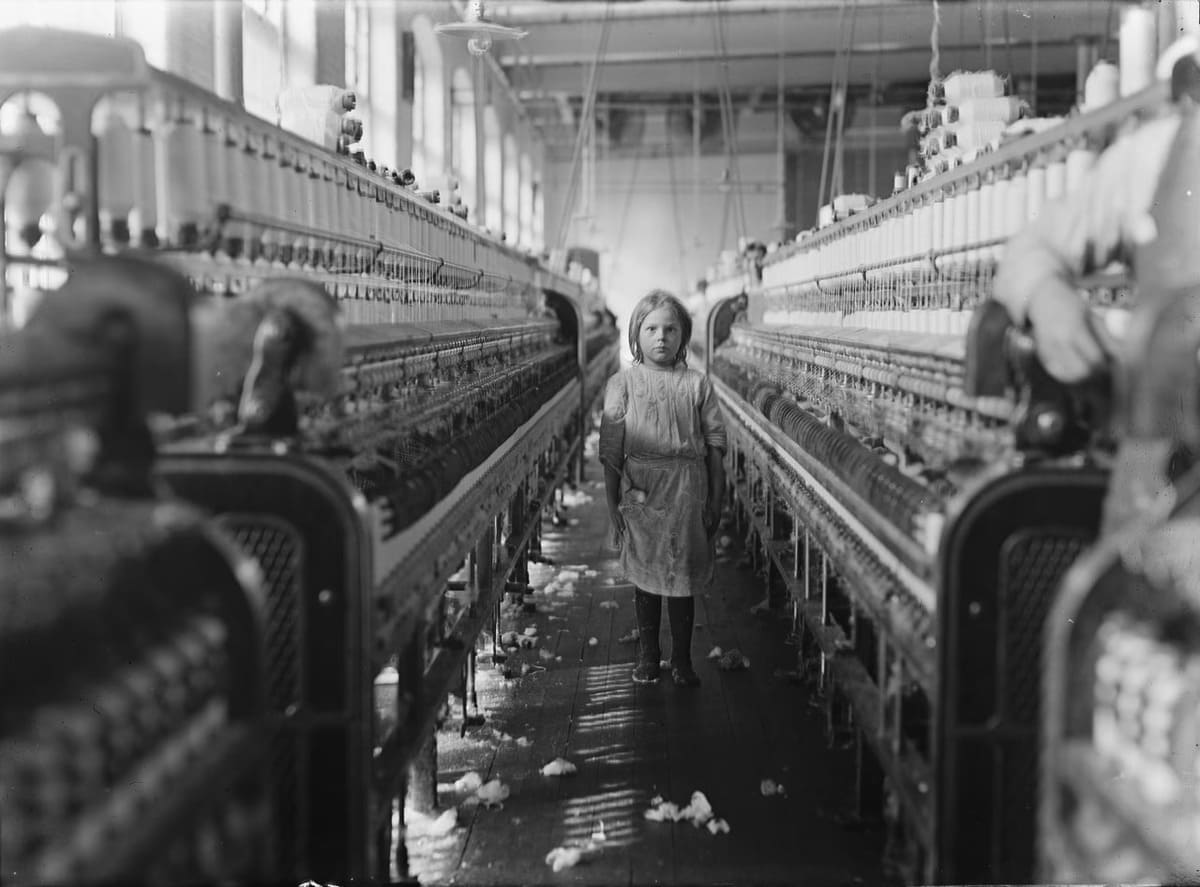 Menina a trabalhar numa fiação, por Lewis Hine