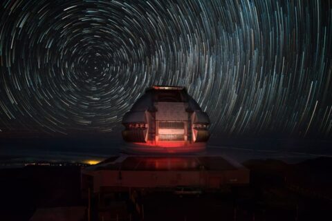O Observatório Gemini North, situado no Havaí, permite observar, com a ajuda do seu gémeo, o Gemini South, situado no Chile, toda a abóbada celeste. Equipado com um telescópio de 8,1 metros de diâmetro, é um dos observatórios mais avançados do mundo. © Joy Pollard, Observatório Gemini.