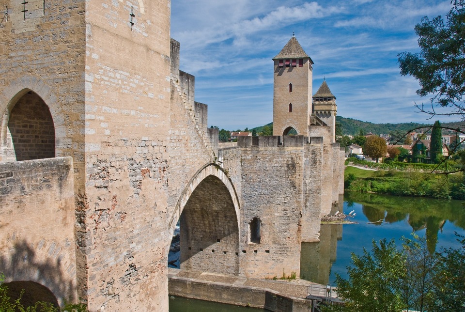 A arquitetura fortificada, como a da ponte Valentré (século XIV), em Cahors, no departamento do Lot, é um reflexo da sociedade da Idade Média. © Phillip Capper, Fotopedia, CC by 2.0