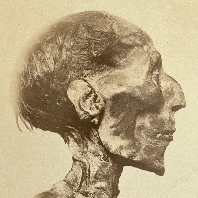 A múmia do maior faraó do Antigo Egito, Ramsés II. Este conseguiu aliar importantes feitos militares a um reinado de duração excecional. © Emile Brugsch, Wikimedia Commons, DP